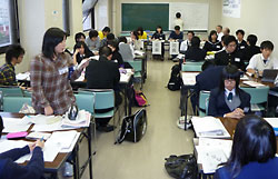 全道高校新聞研究大会の分科会で震災や原発について討論する高校生