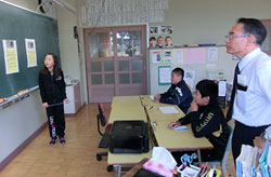 朝の会で、高円宮典子さまの結婚式の記事について発表する五十嵐叶さん(左)。右は太田等教頭