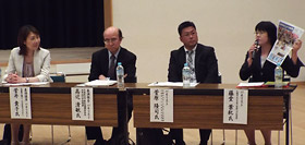 新聞の活用法を話し合う菅井さん、高辻会長、菅原教諭、藤堂さん(左から)