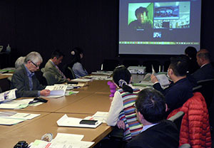 ネット電話システムを使ったパネル討論に聞き入る参加者=日本新聞協会会議室