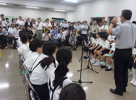 食品ロスの記事を基に討論する作新学院小学部の児童