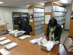「大村はま文庫」に収められた学習記録を見る研究者ら＝昨年１１月、鳴門教育大付属図書館