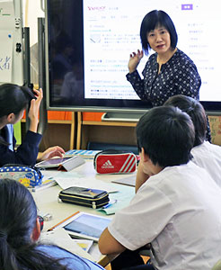 生徒全員がタブレット端末を使っての公開授業を進める 植田恭子教諭
