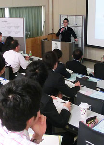 実践の成果を報告する中村拓人教諭