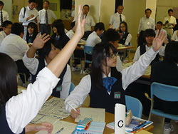グループごとにワークシートの記事を読み比べ、元気よく挙手する信濃中の生徒たち