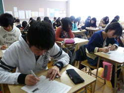 「西高コラム」の時間に社説を読んで意見をまとめる2年生