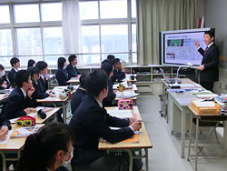 北海道新聞の記事を示しながら授業を進める兼間昌智教諭