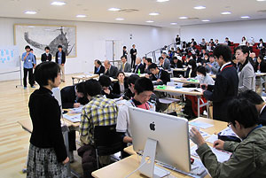 公開授業で互いの新聞について意見を交わす生徒たち＝３月２８日、京都学園高