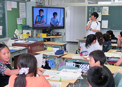 桑田教諭（右奥）が行った読み比べの授業で、児童は記事から探したキーワードを基にニュースを伝えた