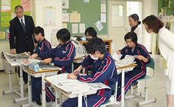 記事を選んで切り抜く中学3年生と平沼教諭(左)