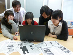 新聞づくりで集まった苫小牧西高新聞局の局員と顧問の古川博之教諭（左から２人目） 