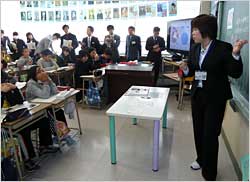 児童たちと東京五輪の歴史的な意義を考えた石川友香教諭の公開授業