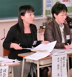 記事を使い投稿文を書いた授業について報告した福井教諭 