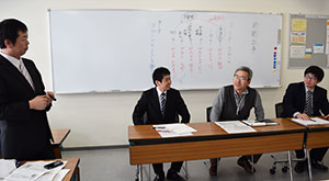 模擬授業で新聞を活用した指導法を紹介する渥美教諭(左端)