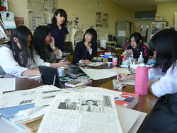 新聞局に集い、取材や新聞づくりの打ち合わせをする局員たち