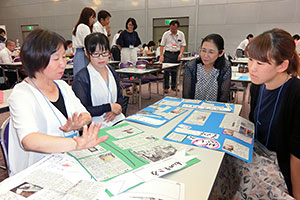 ワークショップで、切り抜き作品作りの感想を語り合う教員たち＝４日、名古屋国際会議場