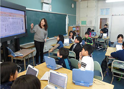 1人1台のパソコンで新聞を作る紅南小の4年生=1月23日