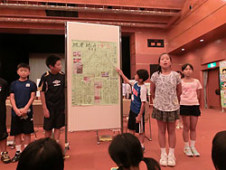 食育の授業で、取材した成果を壁新聞にまとめて発表する坂井市立長畝小６年生