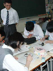 自ら作成したワークシートを使い、国語の授業をする横道教諭