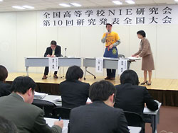 参加者がインタビューの方法を学んだ畝岡・岡山城東高教諭(右)のワークショップ