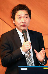 「記事の背景や記者の気持ちも考えて」と話す阪根教授