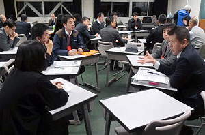 相模原殺傷事件の記事を扱う是非を話し合う参加者=愛媛大学
