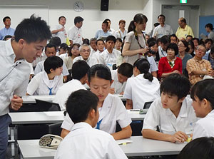 新聞記事を参考にしながら、保健体育の授業を進める甲斐広樹教諭