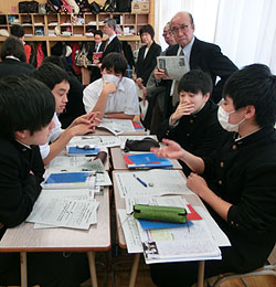 公開授業に臨む留萌高の生徒たち。参観者の右端が高辻清敏会長=2015年11月13日