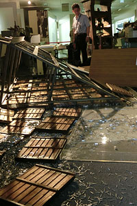 熊本日日新聞の新聞博物館に倒れたまま展示してある活字棚。活字が散乱する