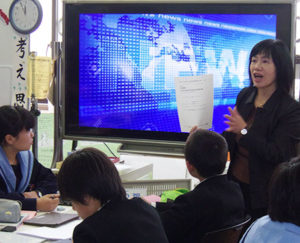 大阪市立昭和中の図書室で、情報活用を生徒に教える植田恭子さん