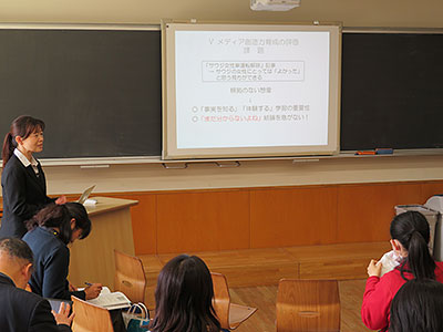 公開研究会で、新聞記事のワークシートを使った授業について発表する海道さん（左端）＝３月２４日