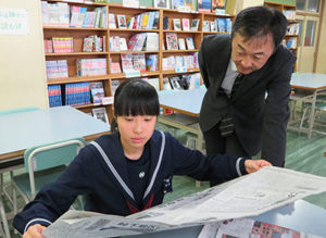 奨励賞に選ばれた函館市立北中の梅本明江さんと主幹教諭の田中努さん