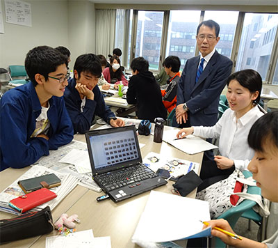浅川教授の助言を受け、壁新聞作りに取り組む北大の学生ら＝６月１３日