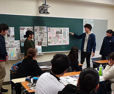まわしよみ新聞の実習で、作品を合評する道教大釧路校の学生たち=2月13日