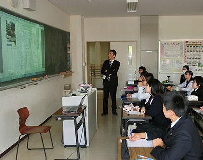 締めくくりの授業では、里見さん(左)が生徒の書いた「ひと2018」を発表し、感想を述べ合った=5月30日