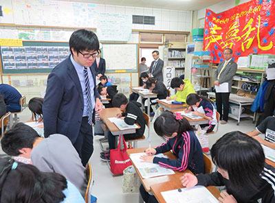 ＮＩＥの授業を受ける安平町立早来小の６年生と担任の冨樫忠浩さん