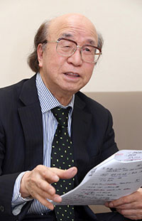 たかつじ・きよとし　1939年生まれ。札幌市立陵陽中校長を退職後、2001年にNIE推進協議会コーディネーターとなり、10年から会長。日本NIE学会理事。