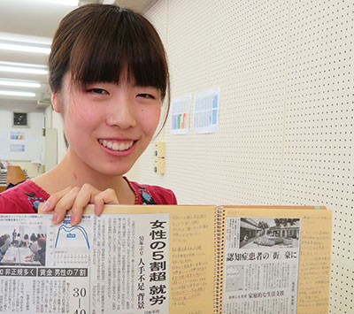 コメントをびっしり書き込んだスクラップブックを手にする吉野悠花さん