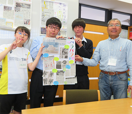 出来上がった新聞を手にポーズを取る萬谷さん(右端)と伊藤さん(左端)=札幌創成校