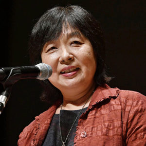 亡き恩師の思い出を語る苅谷夏子さん=8月1日