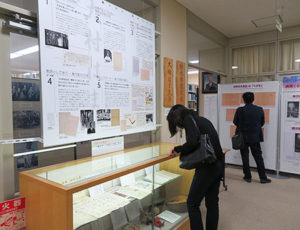 鳴門教育大学附属図書館の大村はま文庫の資料を見入る人たち