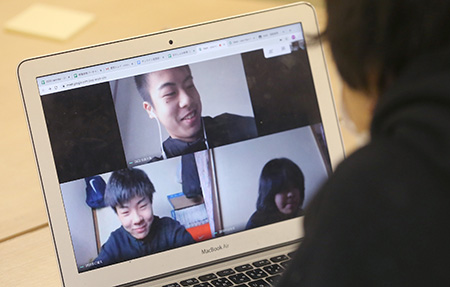 テレビ会議システムを使って行われた「まわしよみ新聞」の授業。パソコン画面に写った生徒は、オンライン上で意見を出し合った＝４月２８日、札幌新陽高校（いずれも浜本道夫撮影）