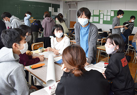 東京五輪・パラリンピック組織委の森喜朗前会長の女性蔑視発言以降、注目を集めるジェンダー平等について話し合う札南高3年生
