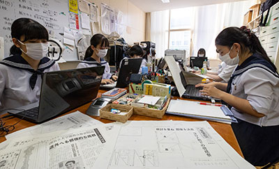 放課後に高校の新聞づくりを行う札幌啓成高新聞局のメンバー