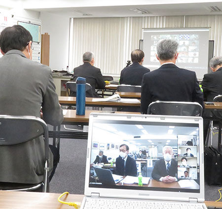 「興味深い授業でした」と多くの意見や感想が寄せられた上川地区セミナー。オンラインを含め７０人以上が参加した＝１１月１１日、北海道新聞社旭川支社