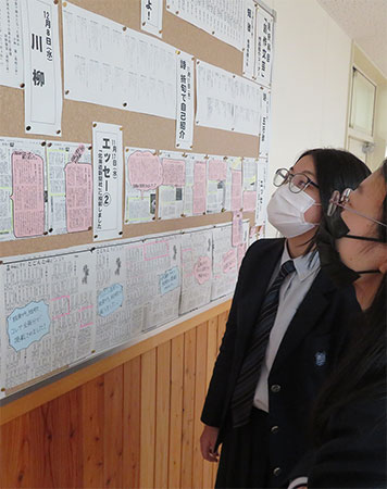 釧路明輝高で廊下に張り出された新聞投稿のコーナー＝昨年１２月１５日