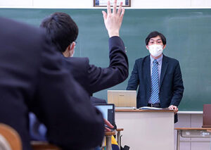 高校の教室に出向き、生徒に出前授業を行う北海道新聞社の記者