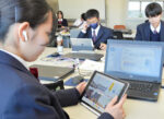 タブレット端末を使って仮想空間にアクセスし、推し記事のプレゼンを行う高校生たち＝２月５日、北広島市内の札幌日大高校