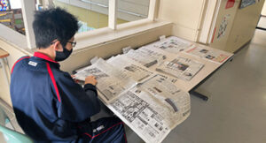児童・生徒が手に取って読めるよう廊下の目立つ所に設けた新聞コーナー