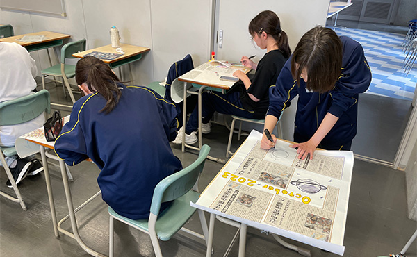 「じぶん新聞」づくりに取り組む生徒たち
